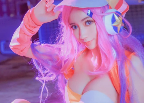 Nóng mắt với cosplay Miss Fortune cực gợi cảm trong Liên Minh Huyền Thoại