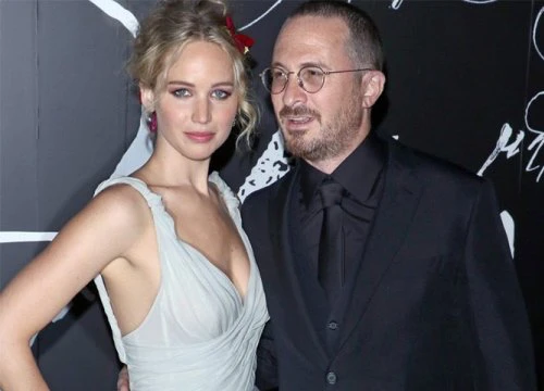 Rộ tin đồn Jennifer Lawrence đã đính hôn với đạo diễn hơn 21 tuổi