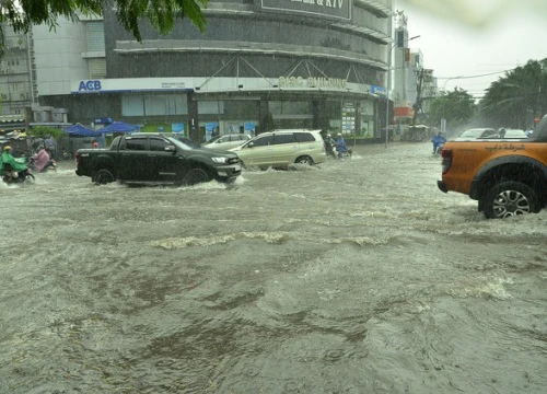 Sài Gòn mênh mông nước ngập trong ngày cuối tuần