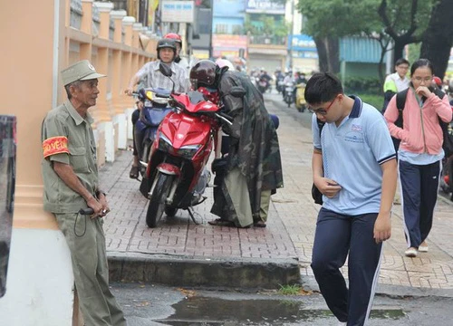 Bác bảo vệ được học sinh cúi chào là cựu học sinh của trường