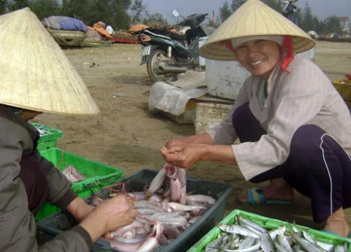 Cần chính thức hóa việc làm cho cả người trồng rau, nuôi lợn