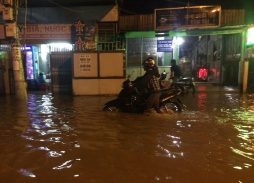 Dân Sài Gòn vật lộn trong biển nước chiều đầu tuần