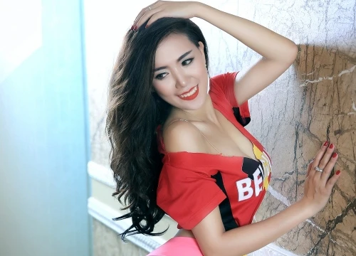 Diễm My 9x, Elly Trần và những hot girl nóng bỏng trong trang phục bóng đá