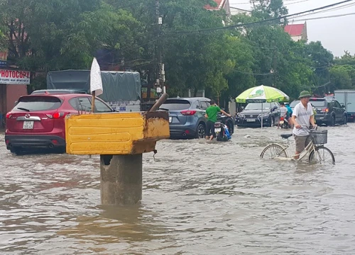 Đường phố Hà Tĩnh - Nghệ An thành sông sau đêm mưa lớn