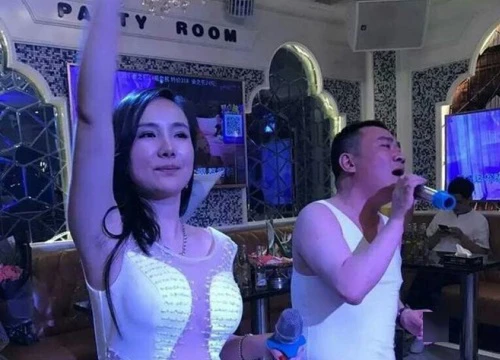 Hết thời, Can Lộ Lộ phải đi phục vụ ở quán karaoke