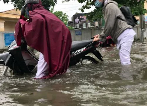 Mưa lớn trong đêm, TP.Vinh lênh láng nước, có nơi ngập 1m