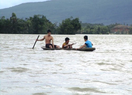 Mưa lũ dồn dập nhất trong 10 năm qua khiến 20 người chết, 12 người mất tích