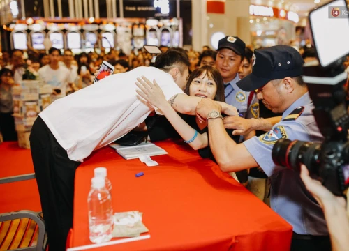 Sơn Tùng M-TP cúi gập người ôm chầm lấy fan trong buổi kí tặng sách tại TP Hồ Chí Minh