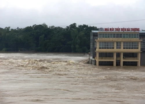 Thanh Hóa: Hàng trăm ngôi nhà vẫn ngập chìm, ít nhất 3 người chết