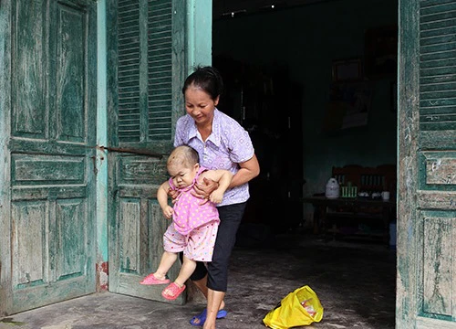 Xót xa người mẹ già gần 3 thập kỷ chăm sóc đứa con không bao giờ lớn