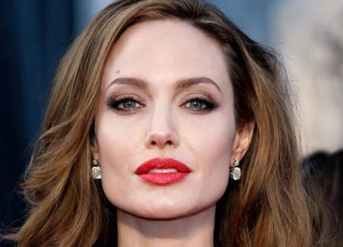 Angelina Jolie tố từng bị "ông trùm Hollywood" lạm dụng: Loạt sao lớn lên tiếng