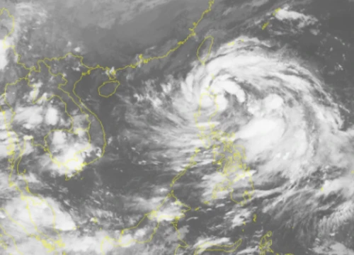 Bão Khanun tiến vào biển Đông