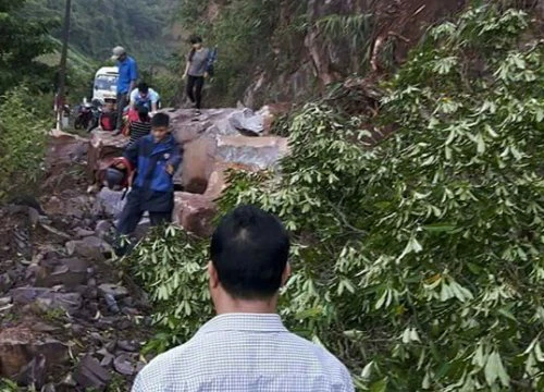 Đi vòng 100km bằng đường thủy cứu trợ các điểm bị cô lập ở Đà Bắc