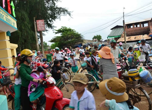 Hàng trăm học sinh bị lò gạch thủ công &#8216;xông&#8217; khói