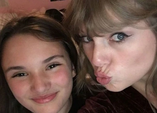 Hết đi 'rình' livestream, Taylor Swift mời cả trăm fan đến nhà riêng để giới thiệu album mới