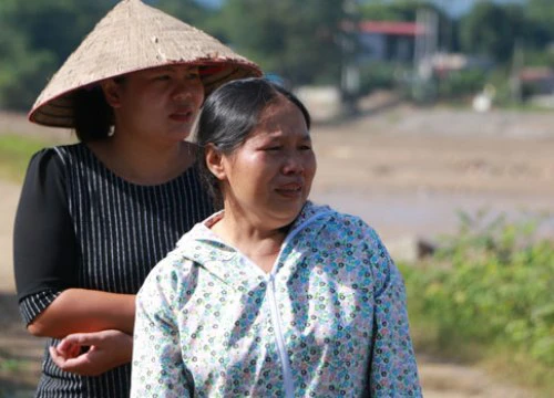 Người mẹ quặn lòng gọi tên con và cháu mất tích trong dòng lũ