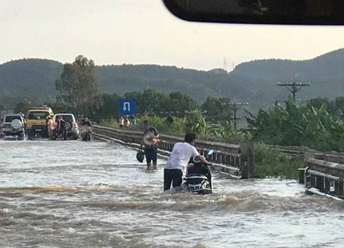 QL1A ngập sâu, cư dân TP.Thanh Hóa "bỏ của chạy lấy người"