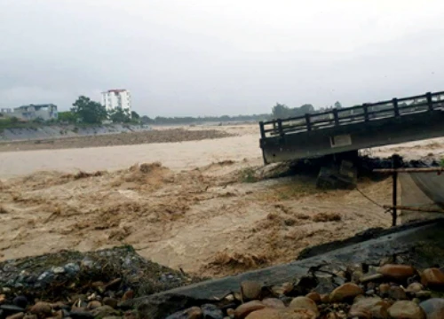 Sạt lở nghiêm trọng, Trạm Tấu - Yên Bái bị cô lập