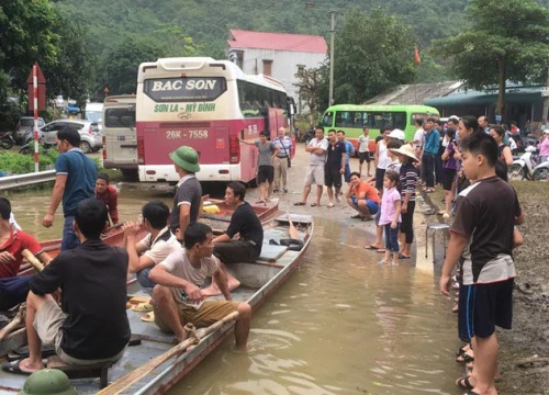 Sau 4 ngày "tê liệt" vì lũ, đêm nay quốc lộ 6 có thể thông tuyến