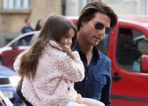 Suri Cruise đau buồn cầu xin bố Tom đến gặp bé sau 4 năm xa cách