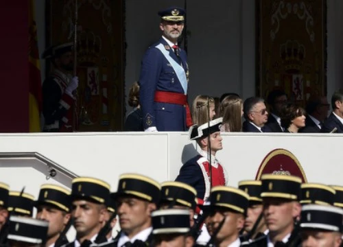 Tây Ban Nha duyệt binh thể hiện đoàn kết giữa khủng hoảng Catalonia