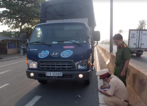 Tiền Giang: Đi bộ sát dải phân cách, thanh niên bị xe tông chết