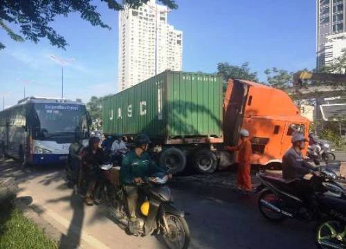 Xe container gây náo loạn đường phố, húc văng gần 50m dải phân cách