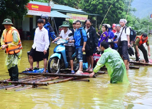 Bão Khanun suy yếu, Đông Bắc Bộ mưa to