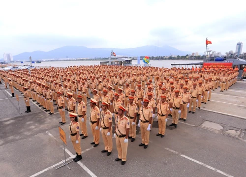 Gần một nghìn cảnh sát giao thông ra quân bảo vệ APEC