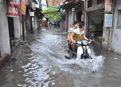 Hà Nội dùng máy bơm hút nước khỏi vùng ngập Chương Mỹ