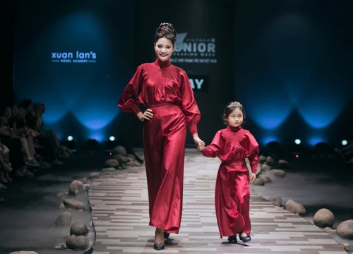 Hoa hậu Hương Giang lần đầu catwalk cùng con gái cưng