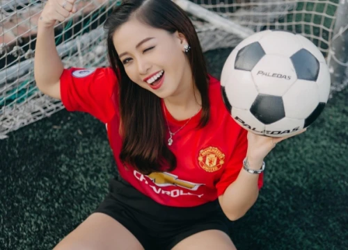 Hoàng Yến The Voice 'yêu' Beckham, ước có bạn trai giống David De Gea