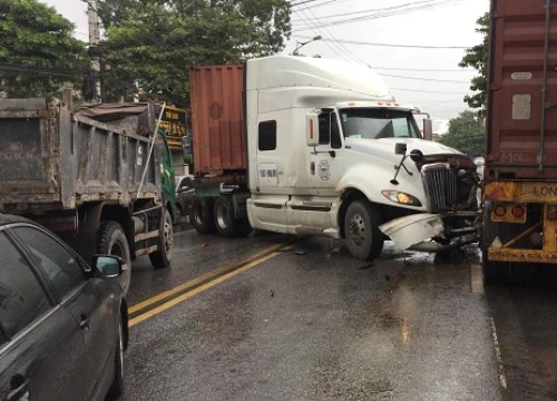 Quảng Ninh: Xe container đâm liên hoàn, quốc lộ 18 ùn tắc