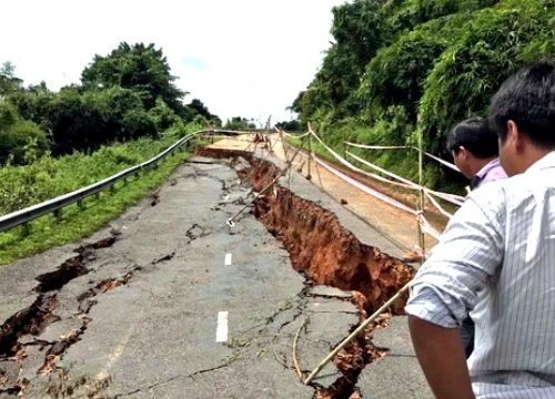 Sau mưa lớn, quốc lộ từ Bình Thuận lên Tây Nguyên bị sụt lún nặng