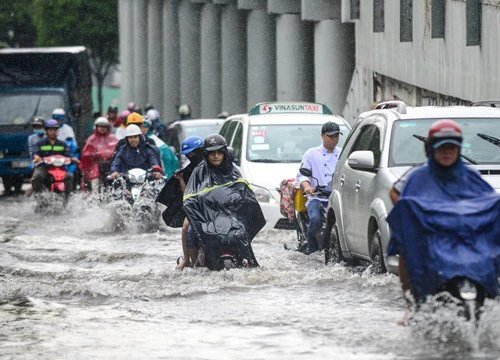 TP.HCM: Siêu máy bơm "tê liệt", đường Nguyễn Hữu Cảnh ngập lụt