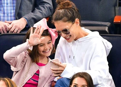 Xa rời bố Tom, Suri Cruise không còn phong thái sang chảnh, mà ngày càng đáng yêu hơn