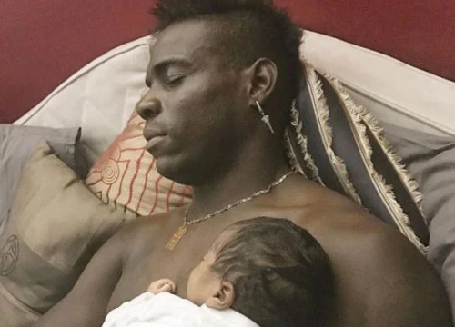 Balotelli lần đầu khoe ảnh con trai mới sinh