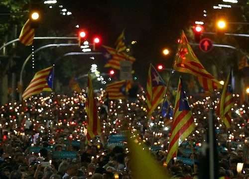 Biểu tình rúng động Barcelona phản đối bắt giam hai lãnh đạo ly khai Catalonia