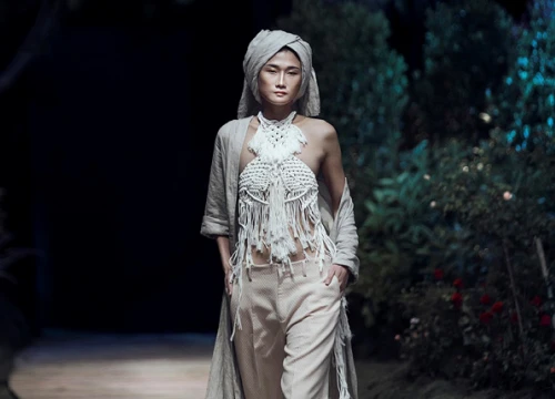 Kha Mỹ Vân tỏa sáng trên sàn catwalk Việt