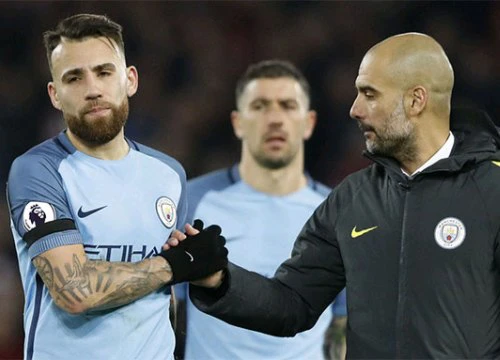 Pep bắt cầu thủ Man City trau dồi tiếng Anh hàng ngày