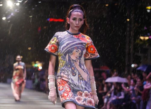 Các nghệ sĩ điềm nhiên catwalk dưới trời mưa