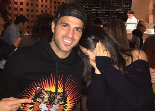 Fabregas và con gái riêng của 'bồ già' như đôi tình nhân