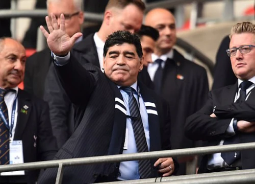 Maradona "truyền lửa" giúp Tottenham đánh bại Liverpool