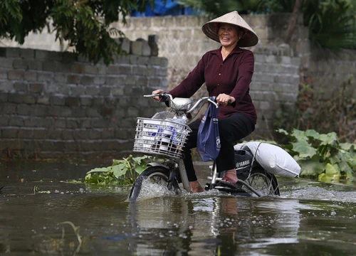 Người dân vùng ngập Mỹ Đức nhận gạo cứu trợ