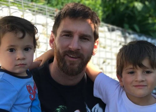 Nhóc tì nhà Messi nghêu ngao hát bài ca truyền thống Catalan