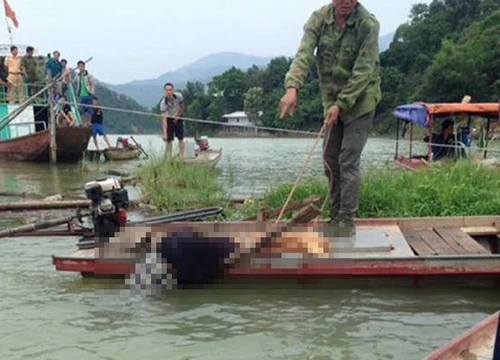 Phát hiện thi thể nam thanh niên đầu chúc xuống nước, người trên thuyền