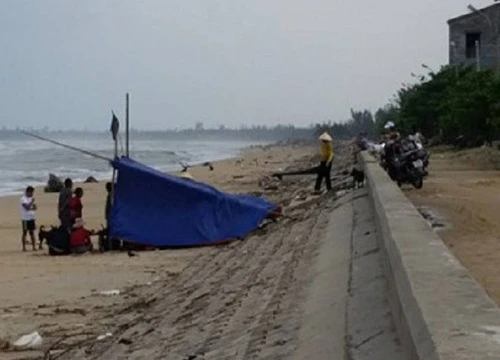 Quảng Bình: Lật thuyền đánh cá, 1 ngư dân mất tích