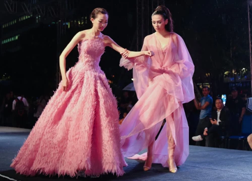 Võ Hoàng Yến đỡ 'đàn em' loạng choạng trên sàn catwalk