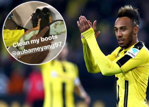 Aubameyang cặm cụi đánh giầy cho đàn em 17 tuổi