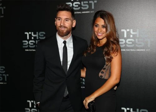 C. Ronaldo và bạn gái cùng vợ chồng Messi được xếp ngồi cạnh nhau